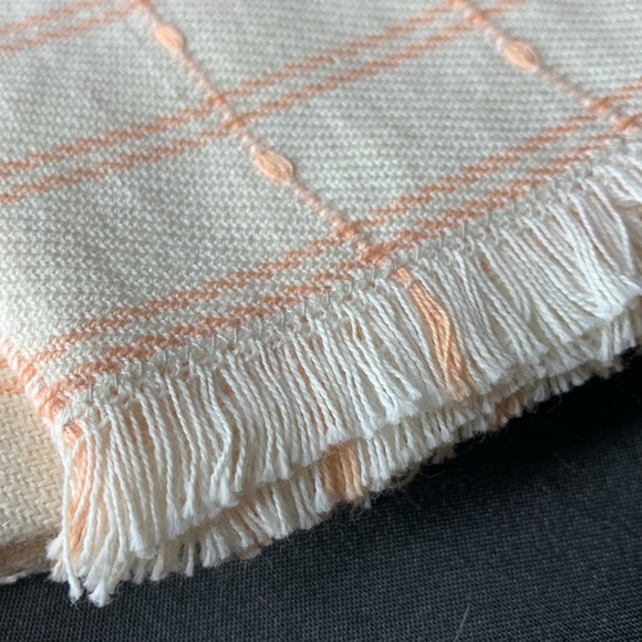 Modes of New York 1980’s peach and off white 60” x 84” 100% cotton tablecloth - Picture 6 of 7